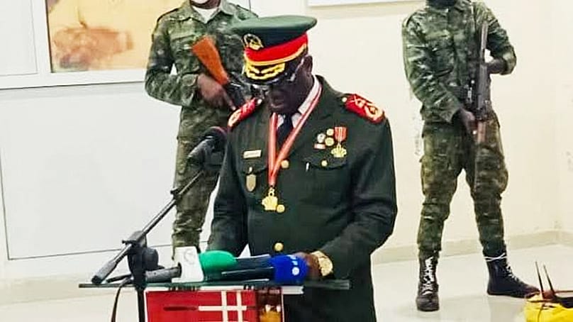 O novo líder da junta militar da Guiné-Bissau, o general Horta Inta-A, presta juramento em Bissau, Guiné-Bissau.