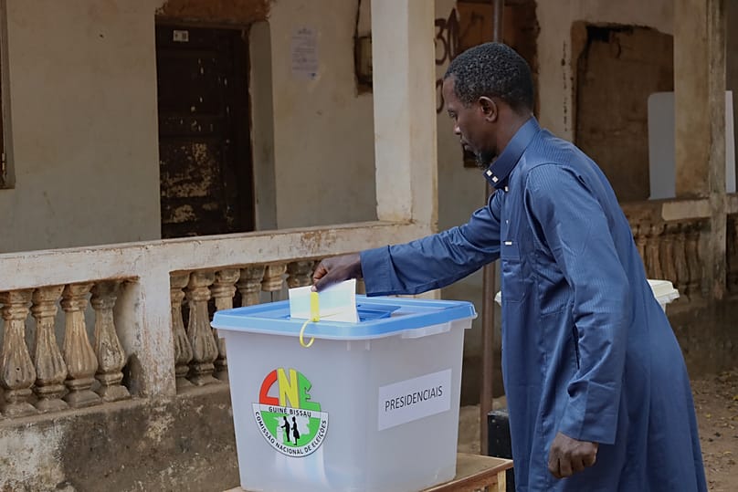 رجل يدلي بصوته خلال الانتخابات الرئاسية والتشريعية في بيساو، غينيا بيساو