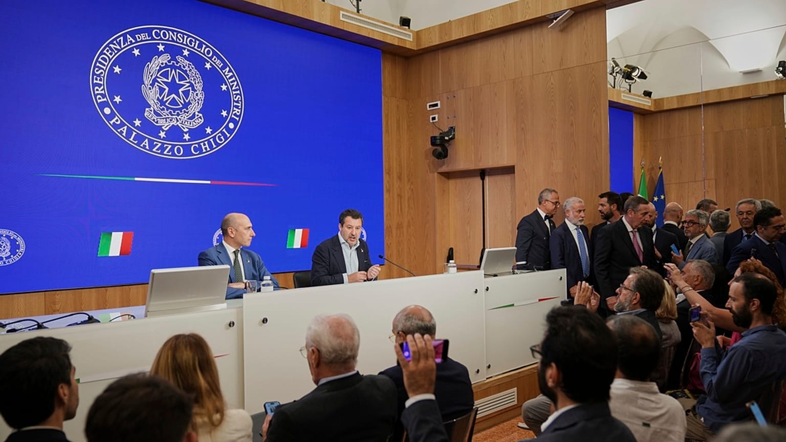 Il Vicepresidente del Consiglio dei Ministri e Ministro dei Trasporti italiano Matteo Salvini, a destra, e il Sottosegretario Alessandro Morelli 