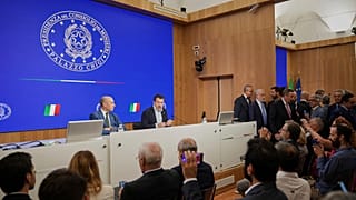 Il Vicepresidente del Consiglio dei Ministri e Ministro dei Trasporti italiano Matteo Salvini, a destra, e il Sottosegretario Alessandro Morelli 