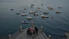 Ein syrisches Paar raucht Wasserpfeife an der mediterranen Strandpromenade von Latakia, in der Küstenstadt Latakia, 3. Oktober 2025