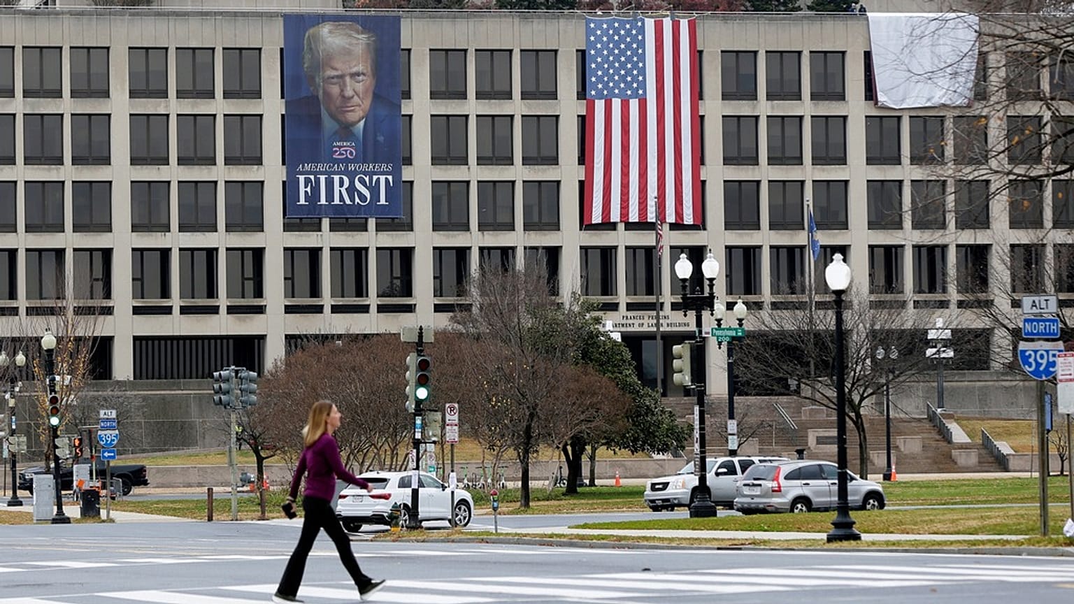 به دستور ترامپ گرین کارت اتباع ۱۹ کشور از جمله ایران و افغانستان مورد بازبینی قرار می‌گیرد