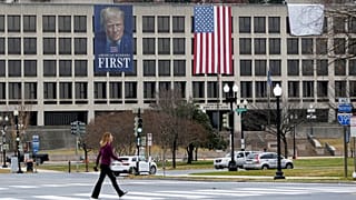 به دستور ترامپ گرین کارت اتباع ۱۹ کشور از جمله ایران و افغانستان مورد بازبینی قرار می‌گیرد