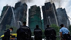 Feuerwehrleute arbeiten daran, ein Feuer zu löschen, das am Donnerstag, 27. November 2025, im Wang Fuk Court, einer Wohnanlage im Stadtteil Tai Po in den New Territories von Hongkong, ausbrach.