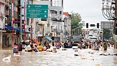 Tayland'ın güneyindeki Songkhla eyaletinde sel suları arasında yürüyen insanlar, 27 Kasım 2025, Perşembe