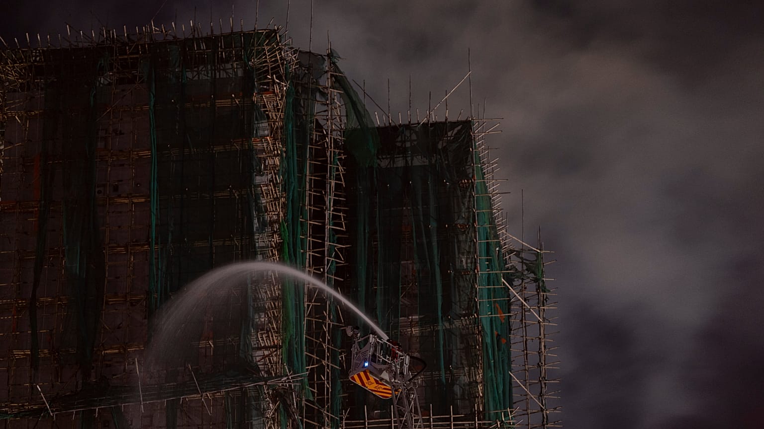 Apagan el incendio de Hong Kong, ya hay más de 100 muertos