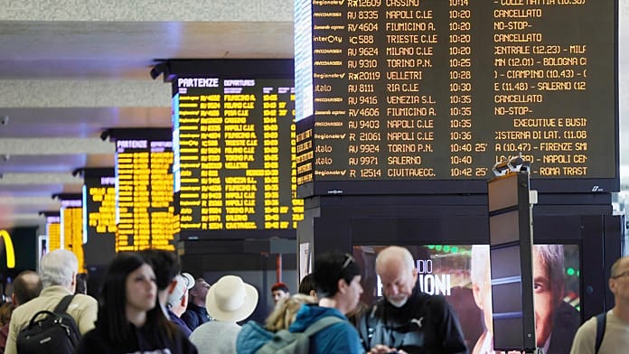 Sciopero generale in tutta Italia: a rischio treni, bus e aerei, protestano anche i giornalisti
