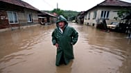 Archives : Un homme marche dans une rue inondée de la ville de Tzar Kaloyan, à 260 km à l'est de Sofia, la capitale bulgare, le mardi 7 août 2007