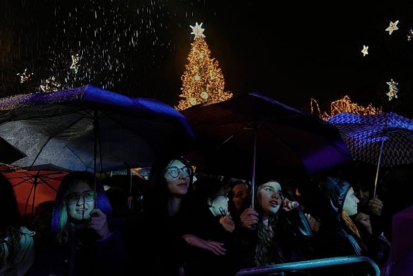 Weihnachtskonzert am Syntagma Platz in Athen - Menschen stehen im Regen - 27. November 2025