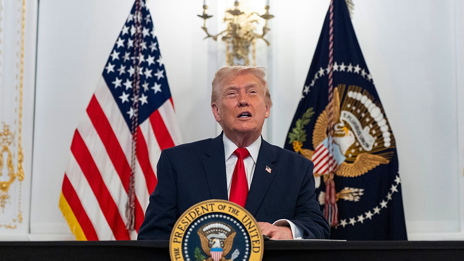 الرئيس دونالد ترامب يُلقي كلمة على الجنود عبر الفيديو من عقاره في مار-أ-لاجو بمناسبة عيد الشكر، يوم الخميس 27 نوفمبر 2025، في بالم بيتش، فلوريدا. (تصوير: أليكس براندون