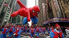 Die Balloncrew steuert den Spider-Man-Ballon an der Radio City Music Hall vorbei, bei der Macy’s Thanksgiving Day Parade in New York City, USA, am 27. November 2025.
