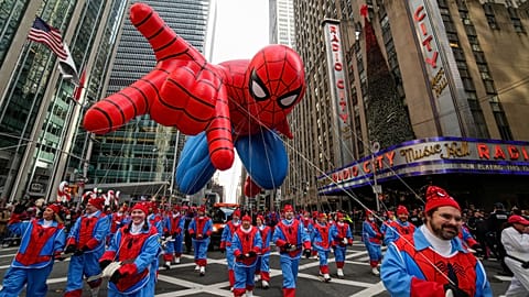 Alla parata del Giorno del Ringraziamento di Macy's a New York City, addetti guidano il pallone di Spider Man oltre il Radio City Music Hall, 27 novembre 2025.