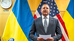 Der Leiter des Büros des ukrainischen Präsidenten Andriy Yermak spricht mit der Presse in der US-Vertretung bei internationalen Organisationen in Genf, Schweiz, Sonntag, 23. November 202