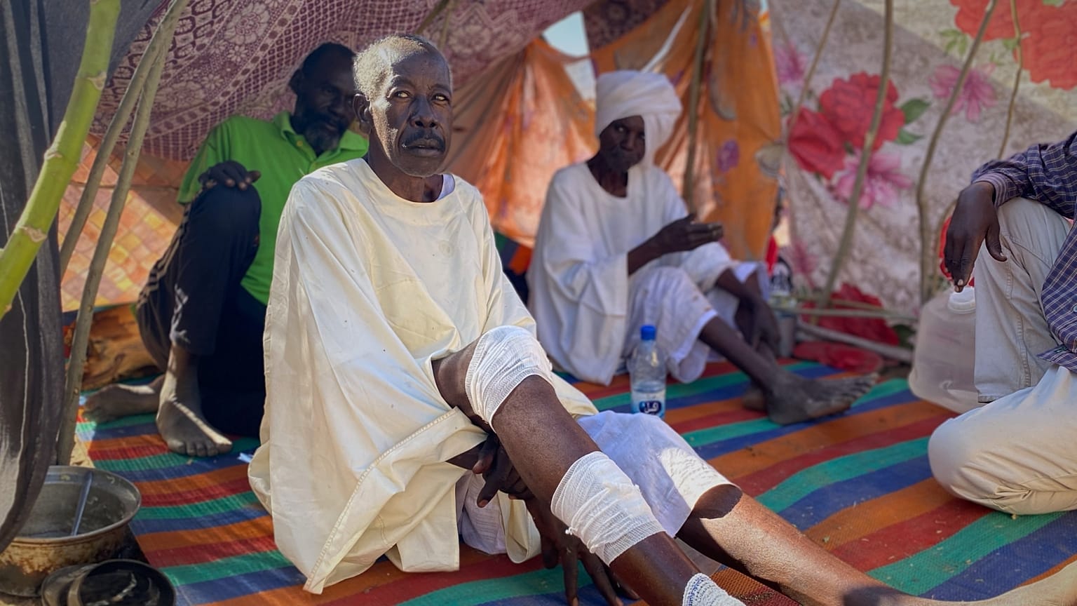 El-Faserből menekült sebesült férfi egy tawilai menekülltáborban