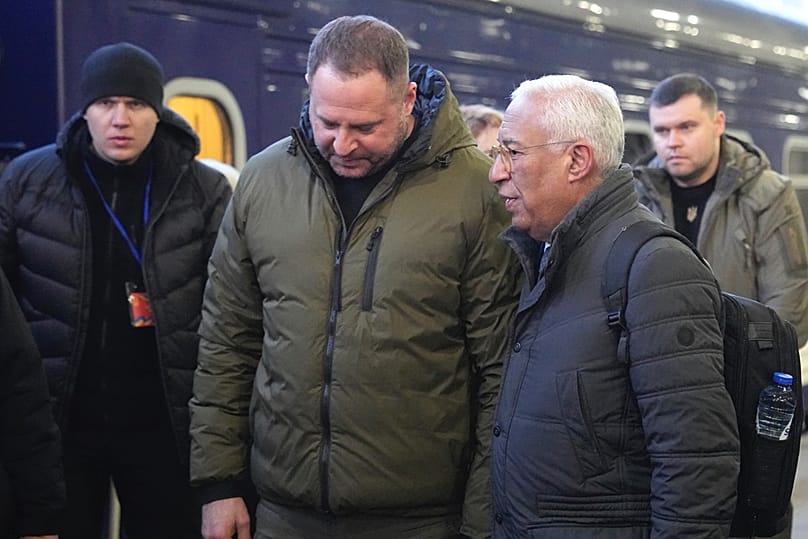 Andriy Yermak, chefe do Gabinete Presidencial da Ucrânia, ao centro, fala com o Presidente do Conselho Europeu, António Costa, numa estação de comboios em Kiev, Ucrânia, segunda-feira, 24 de fevereiro de 202