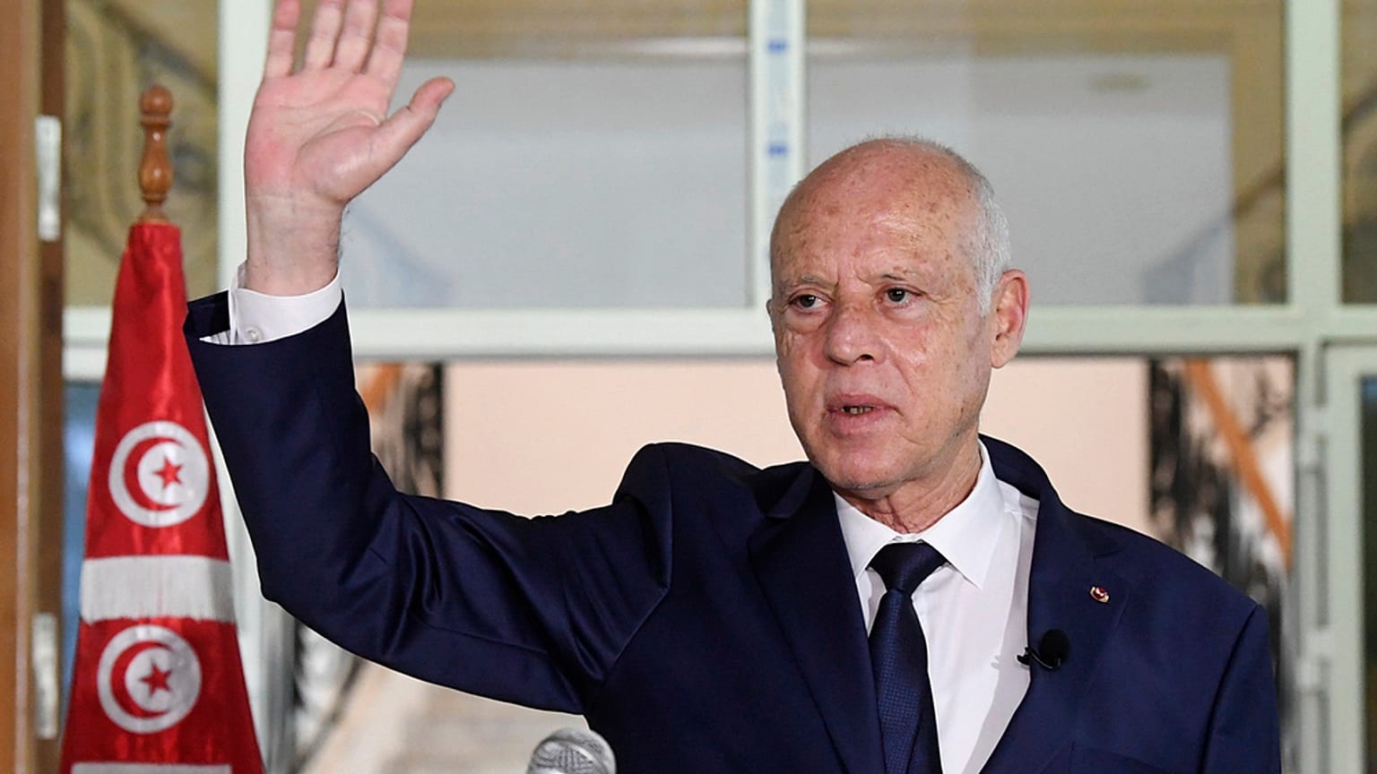 يلقي الرئيس التونسي قيس سعيّد خطابًا خلال زيارته إلى سيدي بوزيد، تونس.