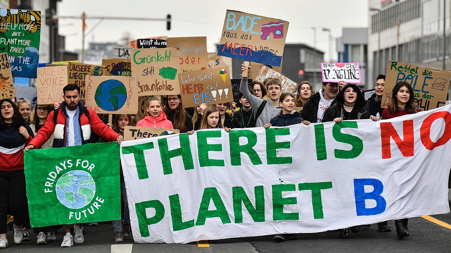 Fridays for Future hareketi kapsamında öğrencilerin düzenlediği iklim grevinde genç eylemciler, üzerinde "Başka gezegen yok" yazan bir pankartla yürüdü.