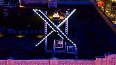 File - Des ouvriers installent l'éclairage sur un panneau "X" au sommet du siège de la société, anciennement connue sous le nom de Twitter, à San Francisco, le 28 juillet 2023. 