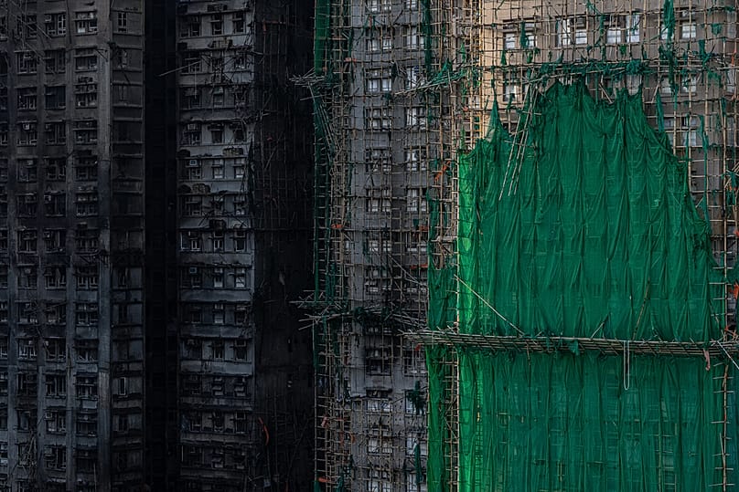 مبانٍ محترقة في أعقاب حريق اندلع في مجمع وانج فوك السكني في منطقة تاي بو في الأراضي الجديدة في هونج كونج، يوم الجمعة 28 نوفمبر/تشرين الثاني 2025.