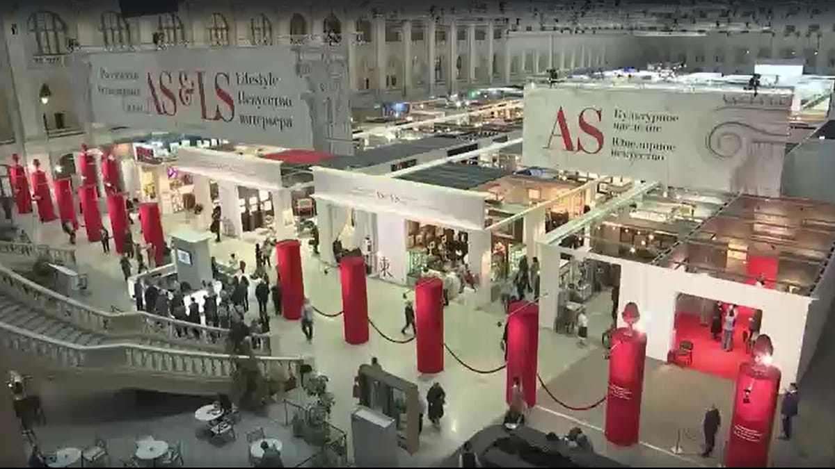 فيديو. يعرض صالون موسكو العتيق قطعًا أثرية نادرة