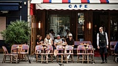 ARCHIV. Ein Kellner in einem Café in Paris. Dienstag, 29. Juli 2025.