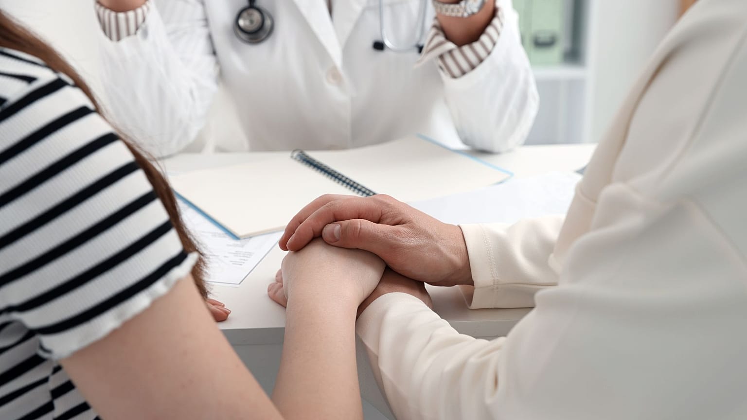 Una pareja acude al médico.