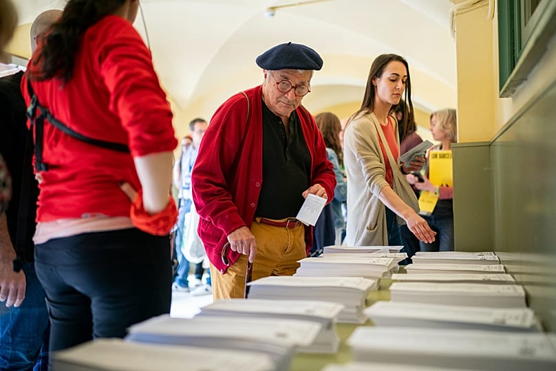 Un votante acude a las urnas en las últimas elecciones autonómicas de Cataluña