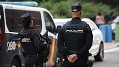 İki Ulusal Polis memurunun arşiv görüntüsü.
