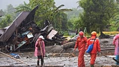 Retter suchen im Dorf Malalak in Westsumatra, Indonesien, nach Opfern einer Überschwemmung am 28. November 2025.