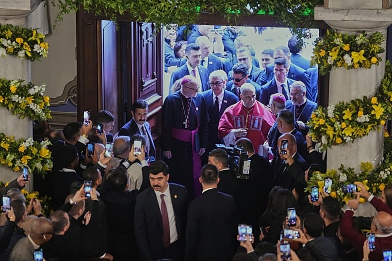 Papa, Saint Esprit Kilisesi ziyaretinde karşılanırken