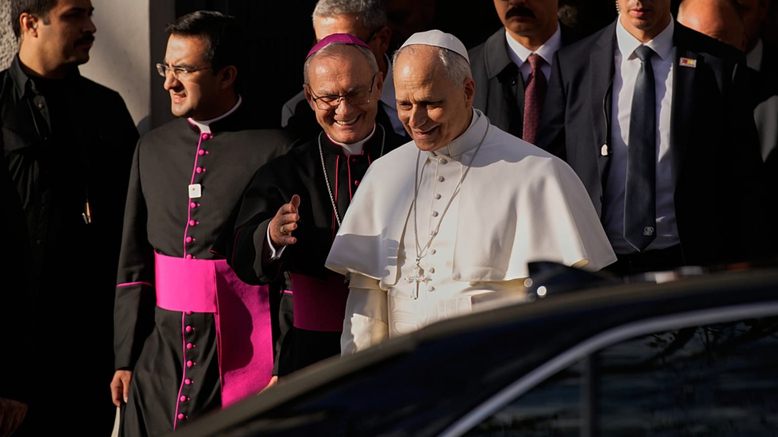 البابا يغادر كاتدرائية الروح القدس في إسطنبول، تركيا، يوم الجمعة 28 نوفمبر 2025، خلال رحلته الخارجية الأولى. (تصوير: أسوشيتد برس/إيمراه غوريل)