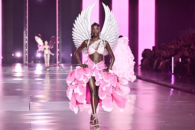Anok Yai sfila durante il Victoria's Secret Fashion Show martedì 15 ottobre 2024, nel quartiere di Brooklyn, a New York.