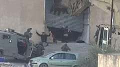 Zwei palästinensische Männer knien vor den israelischen Streitkräften auf dem Boden, kurz bevor sie während einer Militäroperation in Dschenin, Westjordanland, am Donnerstag, 27. November 2025, erschossen werden.