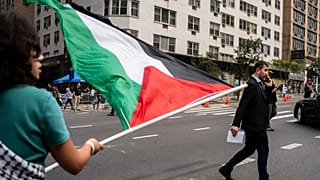 متظاهرون خارج مقر الأمم المتحدة في نيويورك خلال اجتماعات الدورة الثمانين للجمعية العامة لمناقشة حلّ الدولتين، في 22 أيلول/سبتمبر 2025.