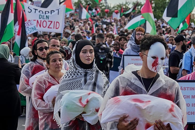 متظاهرون يحملون دمى مغطاة بالدماء، خلال تظاهرة مؤيدة لفلسطين في مدينة فرانكفورت الألمانية، السبت 30 أغسطس 2025.