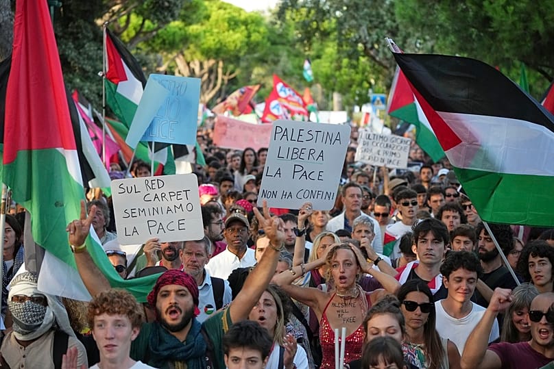 متظاهرون يحملون لافتات داعمة لفلسطين خلال مسيرة تضامن مع أهالي غزة، تزامناً مع مهرجان البندقية السينمائي في إيطاليا، السبت 30 أغسطس 2025.