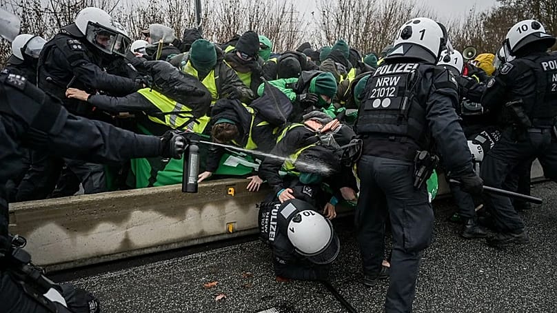 Die Polizei setzte unter anderem Pfefferspray und Wasserwerfer gegen die Demonstrierenden ein