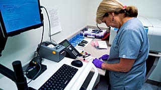 In diesem Archivfoto vom 7. August 2017 sortiert Stephanie Richurk, eine Krankenschwester am University of Pittsburgh Medical Center, Blutproben.