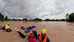 Im Süden Thailands sinkt ein Boot bei Rettungseinsätzen.