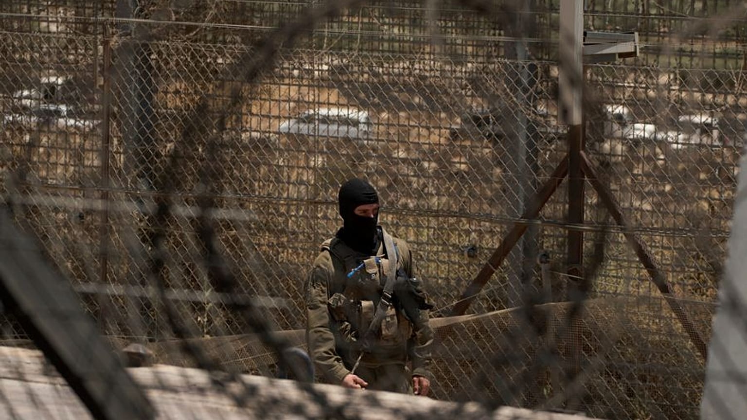 جندي إسرائيلي يقف حارسًا في بلدة مجدل شمس التي تسيطر عليها إسرائيل في مرتفعات الجولان، الخميس 17 يوليو 2025.