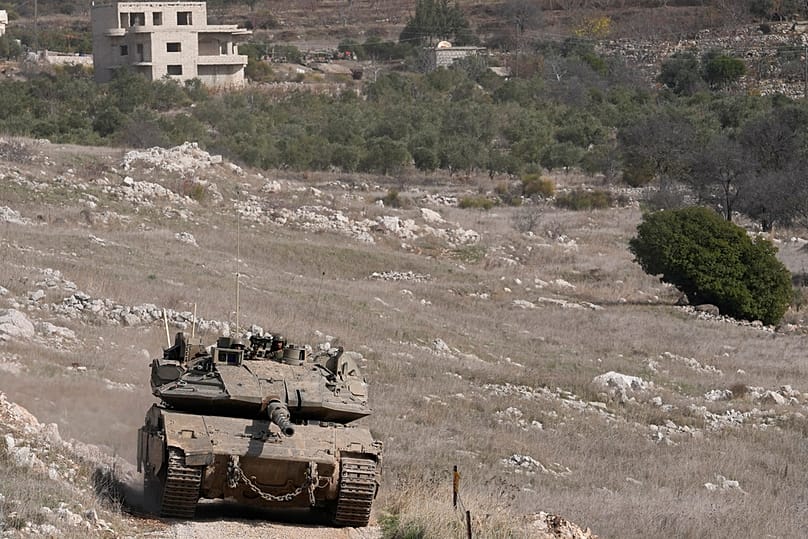 دبابة إسرائيلية تجري مناورة بجوار السياج الأمني ​​بالقرب من ما يسمى بالخط ألفا الذي يفصل مرتفعات الجولان التي ضمتها إسرائيل عن سوريا، لأربعاء 11 ديسمبر/كانون الأول 2024.