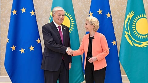 Handshake between Kazakhstan President Kassym-Jomart Tokayev and European Commission President Ursula von der Leyen, 2 April 2025