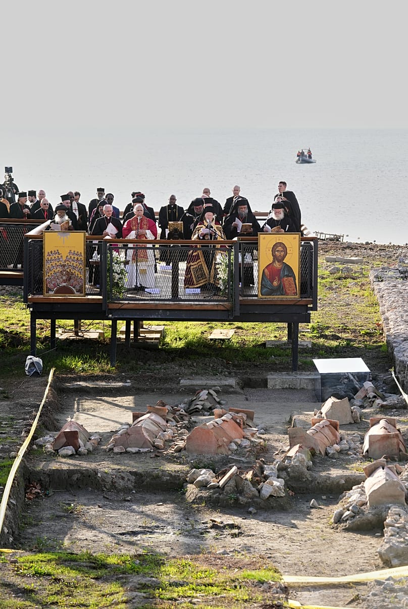 Le pape Léon XIV et le patriarche Bartholomée Ier dirigent une cérémonie œcuménique près des fouilles archéologiques de l'ancienne basilique Saint-Néophytos, à Iznik