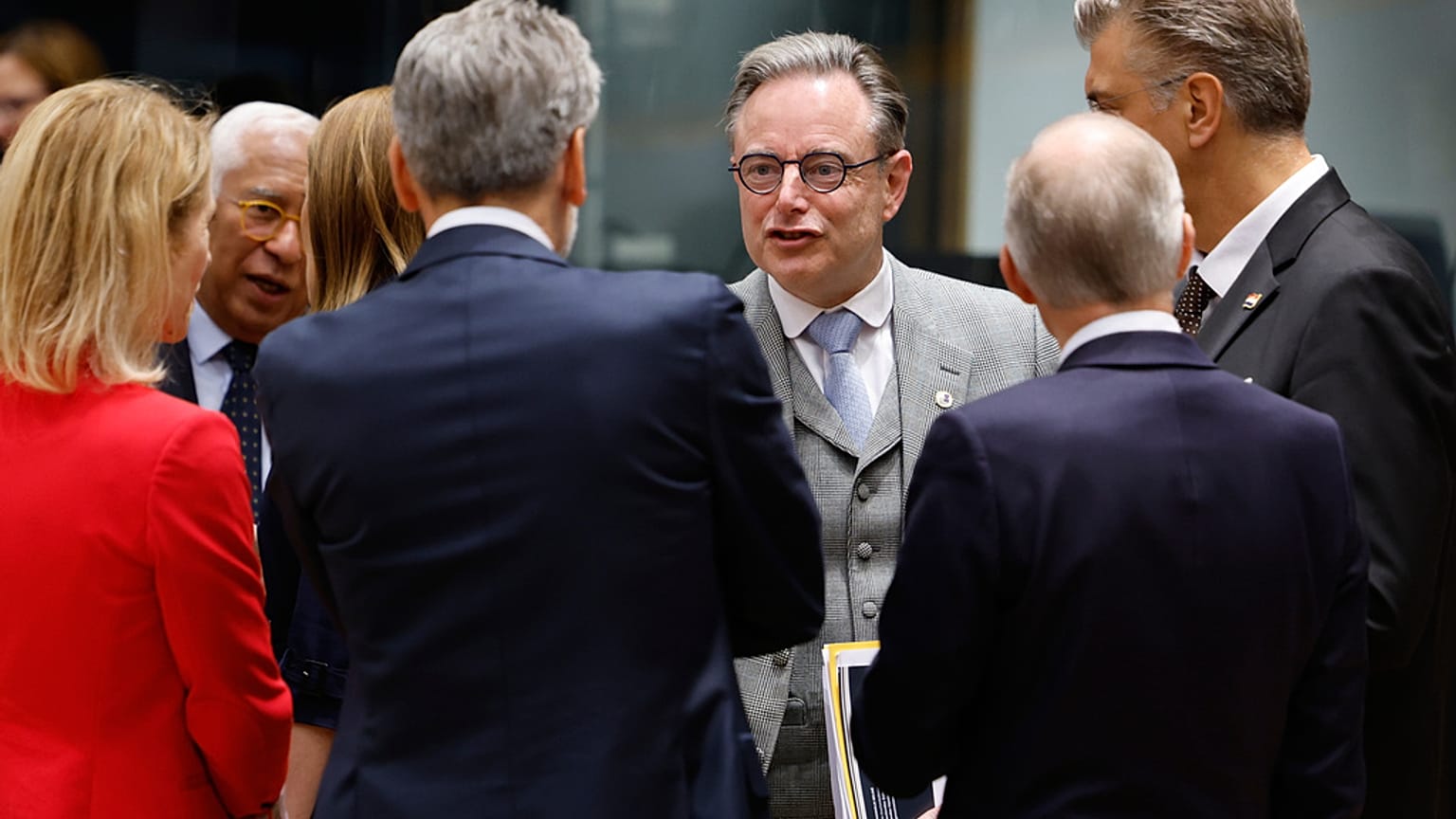 رئيس الوزراء البلجيكي بارت دي ويفر (وسط الصورة) يتحدث مع رئيس الوزراء الهولندي ديك شوف (وسط الصورة) ورئيس الوزراء الكرواتي أندريه بلينكوفيتش (يمين الصورة) خلال اجتماع مائدة مس