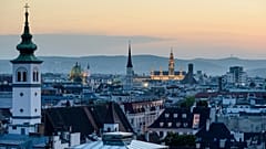 Ein Luftbild zeigt Wien in Österreich bei Sonnenuntergang.
