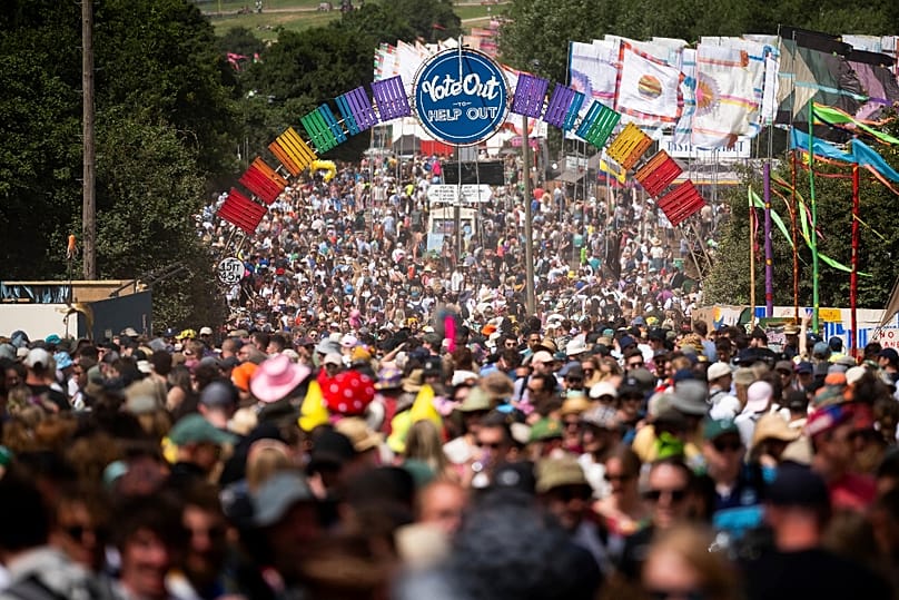 A Glasto bejárata, 2024. június 27-én