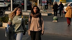 النساء يعبرن تقاطعًا في وسط طهران، في 20 نوفمبر 2025.