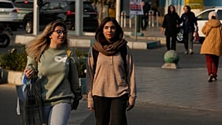 النساء يعبرن تقاطعًا في وسط طهران، في 20 نوفمبر 2025.