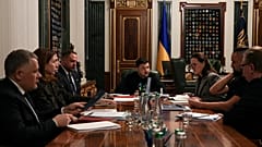 Der ukrainische Präsident Wolodymyr Zelenskyy, umgeben von Regierungsvertretern, spricht während einer Pressekonferenz in Kiew, Ukraine, Montag, 3. November 2025.
