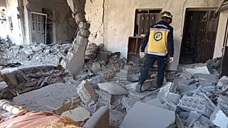 Soccorritori intervengono tra le macerie lasciate da raid aerei israeliani a Beit Jinn nel sud della Siria (28 novembre 2025)